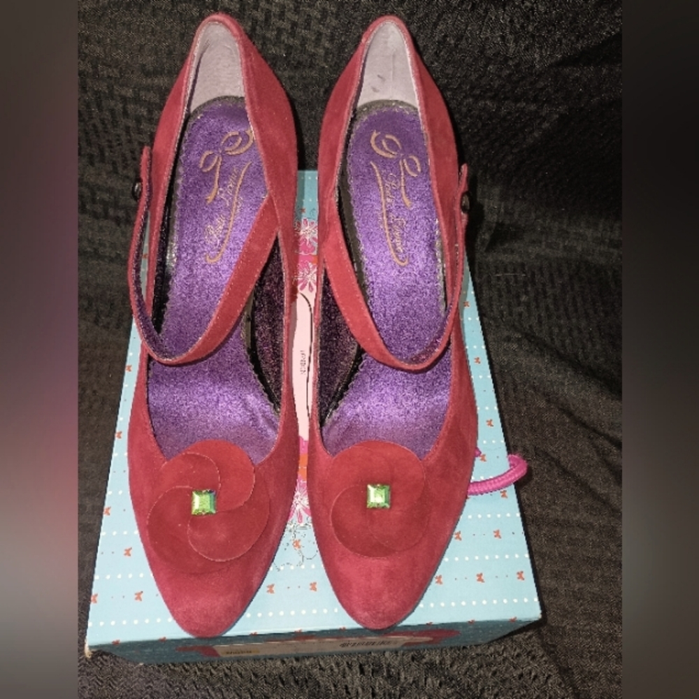 Used like new Poetic License Collectors Item heels size 8